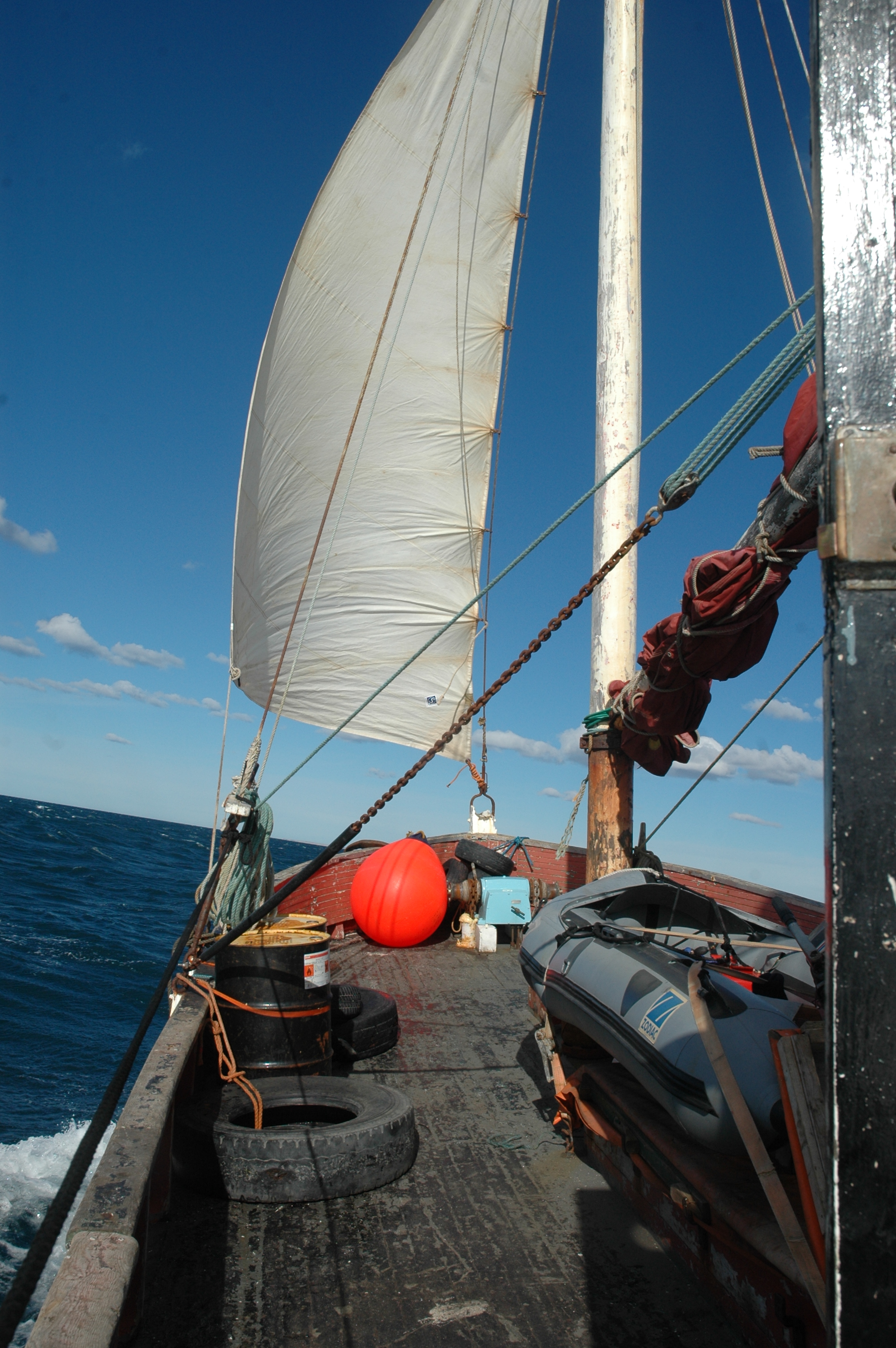 Expeditionsschiff FEUERLAND on the way from Falkland Islands to Argentina in April 2006